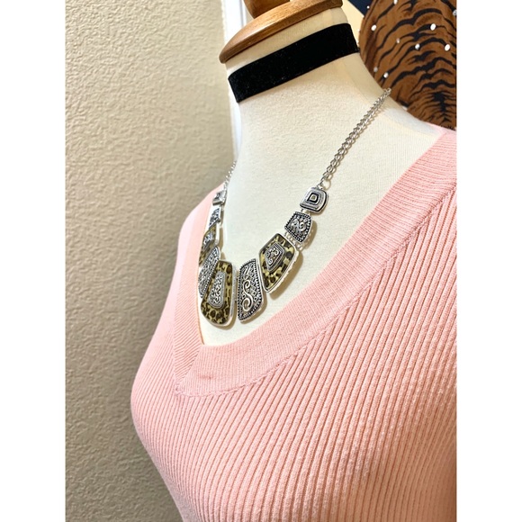 π Stylish leopard deco necklace - Picture 3 of 5